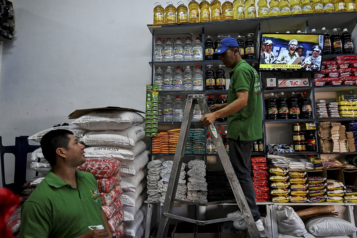 El control de la inflación ha permitido mantener en un nivel aceptable el precio de los productos y servicios de la canasta familiar. Foto: Luis ROBAYO / AFP