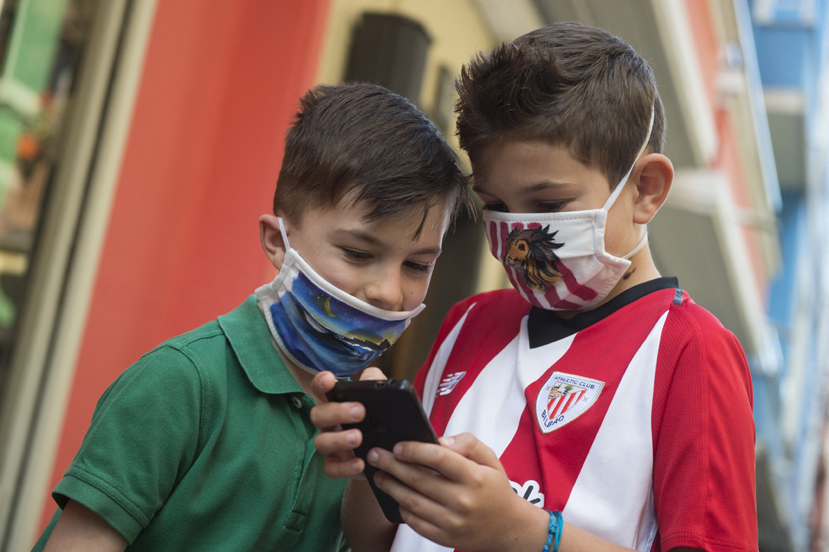 Los niños entre los 11 y 12 años estarían empleando más de 2 horas diarias en las pantallas. Foto: ANDER GILLENEA / AFP