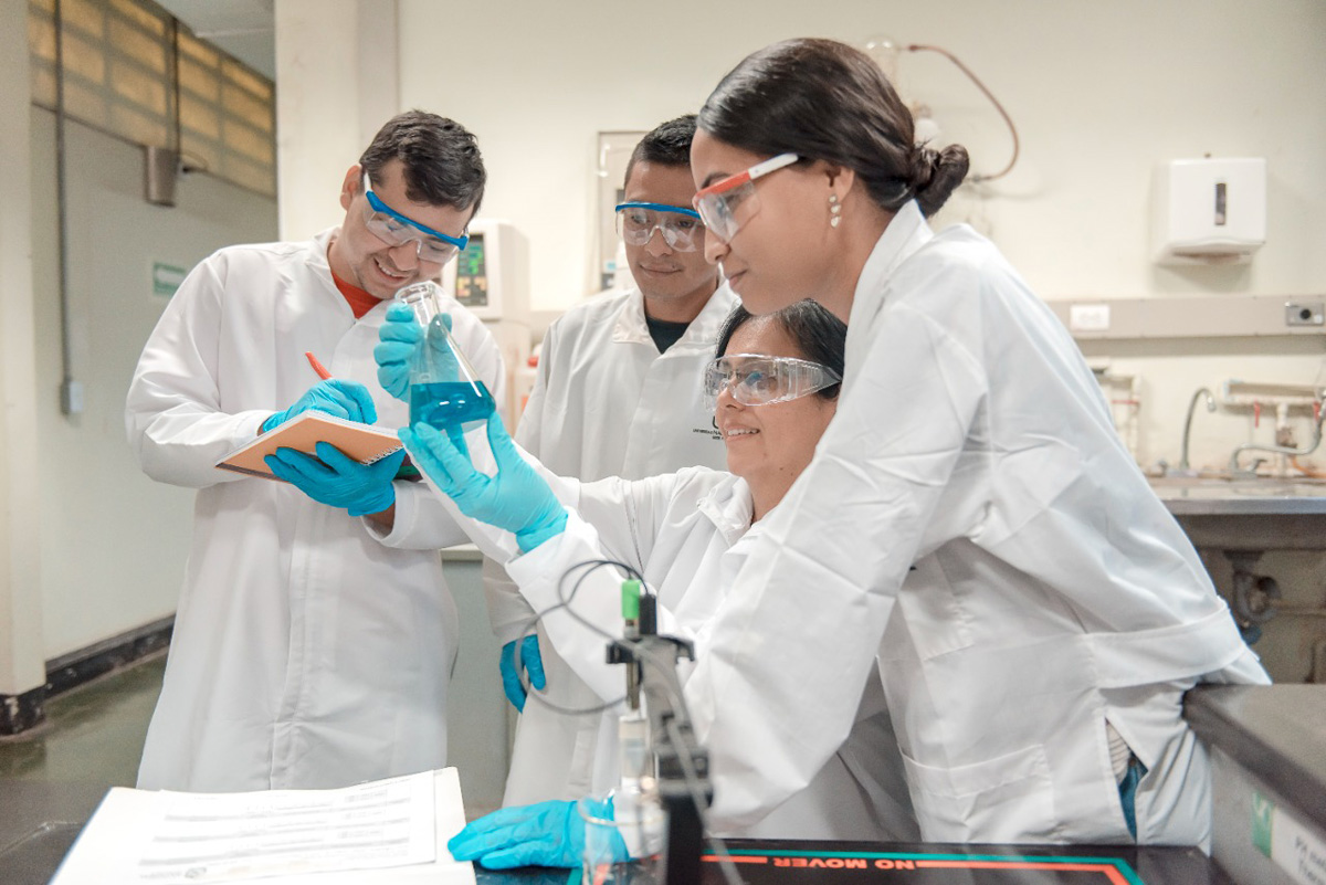 En este Laboratorio, cualquier persona dedicada a la investigación o producción agrícola puede solicitar ensayos químicos, físicos, matriz agua o de tejidos vegetales. Fotos Unimedios Sede Palmira.