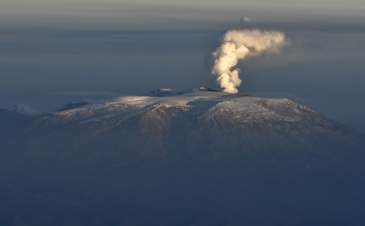 El Volcán Nevado del Ruiz está encendido y activo desde 1985. LUIS ROBAYO / AFP