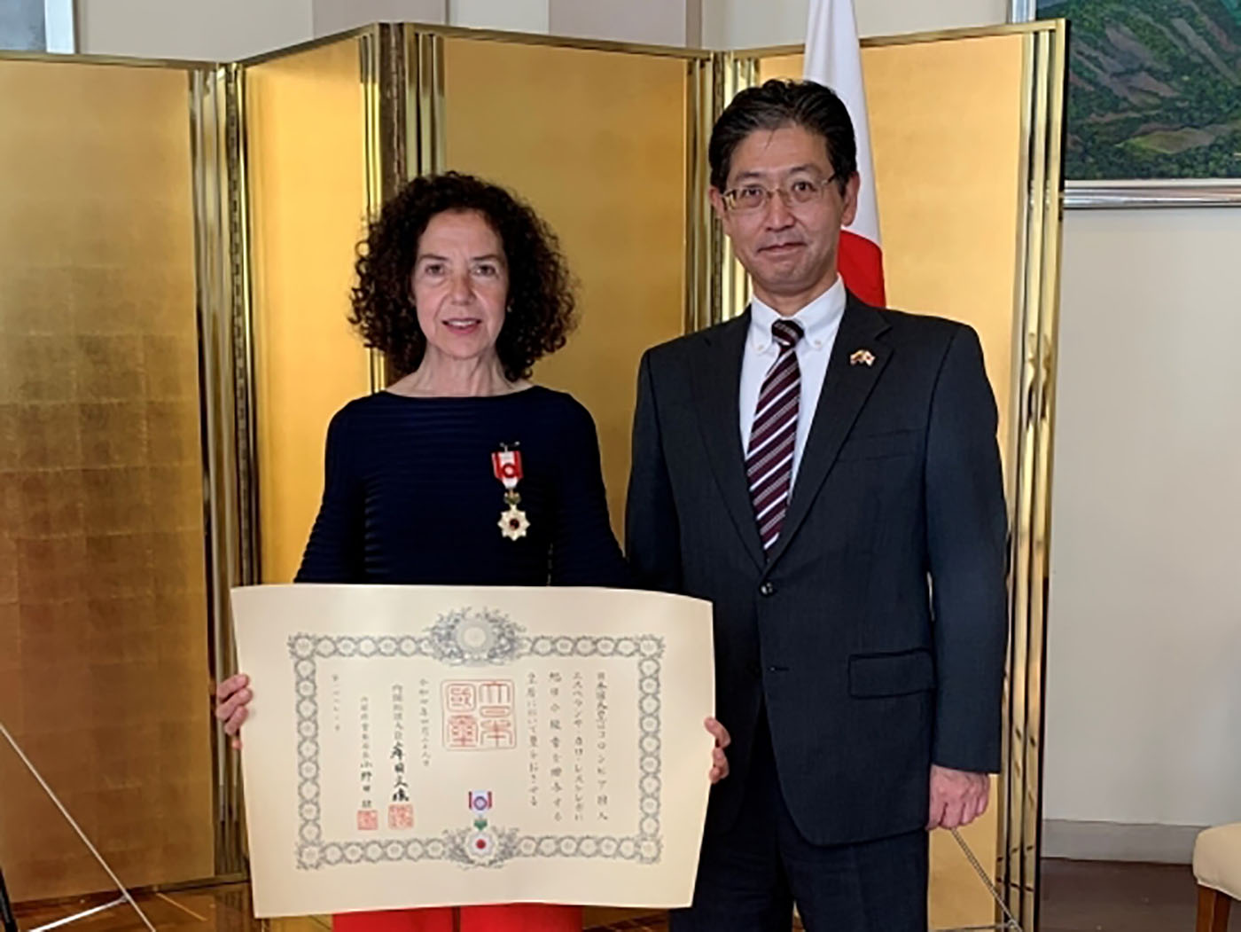 La profesora de la UNAL Esperanza Caro Restrepo recibe el reconocimiento de Gobierno japonés. Foto: Embajada de Japón en Colombia.