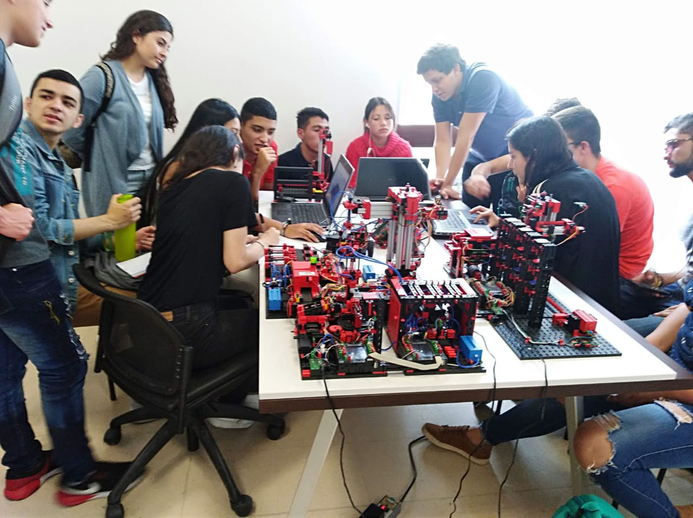 Actividades de laboratorio realizadas por los estudiantes de Ingeniería Industrial de la UNAL Sede Manizales. Fotos: Unimedios Manizales.