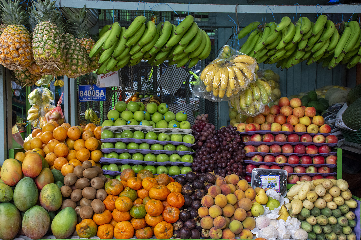 Gran parte de las frutas y verduras suministradas en el departamento llegan vía área desde Bogotá. Fotos: archivo Unimedios.