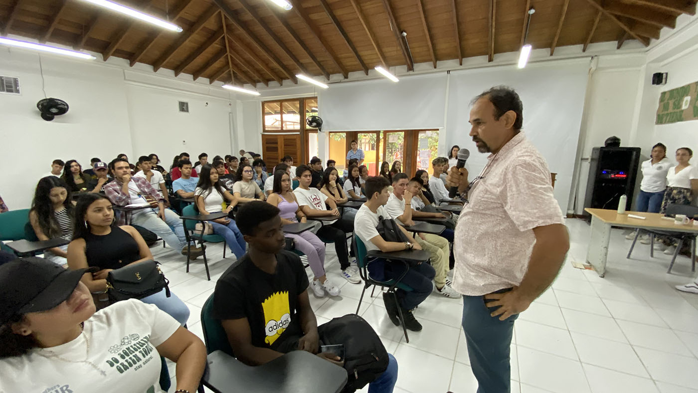 Profesor Germán Ignacio Ochoa, director de la Sede Amazonia da la bienvenida a los nuevos estudiantes 2023 – I. Fotos: Harrison Calderón-UNAL Sede Amazonia.