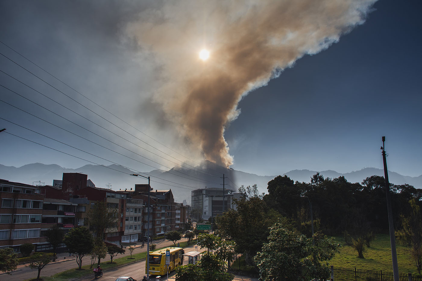 El humo de un incendio forestal a menudo contiene partículas finas y ultrafinas que pueden llegar al torrente sanguíneo y alcanzar cualquier área del cuerpo. 