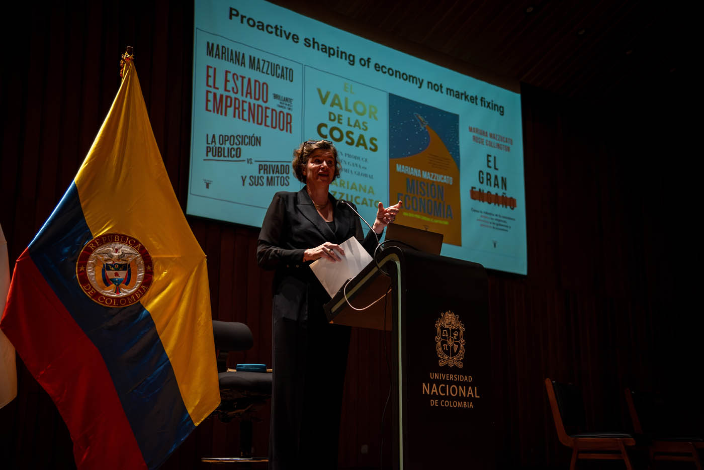 La profesora Mariana Mazzucato dio una conferencia en la UNAL acerca de la transformación del enfoque económico que debe tener el país. Foto: Jeimi Villamizar, Unimedios.