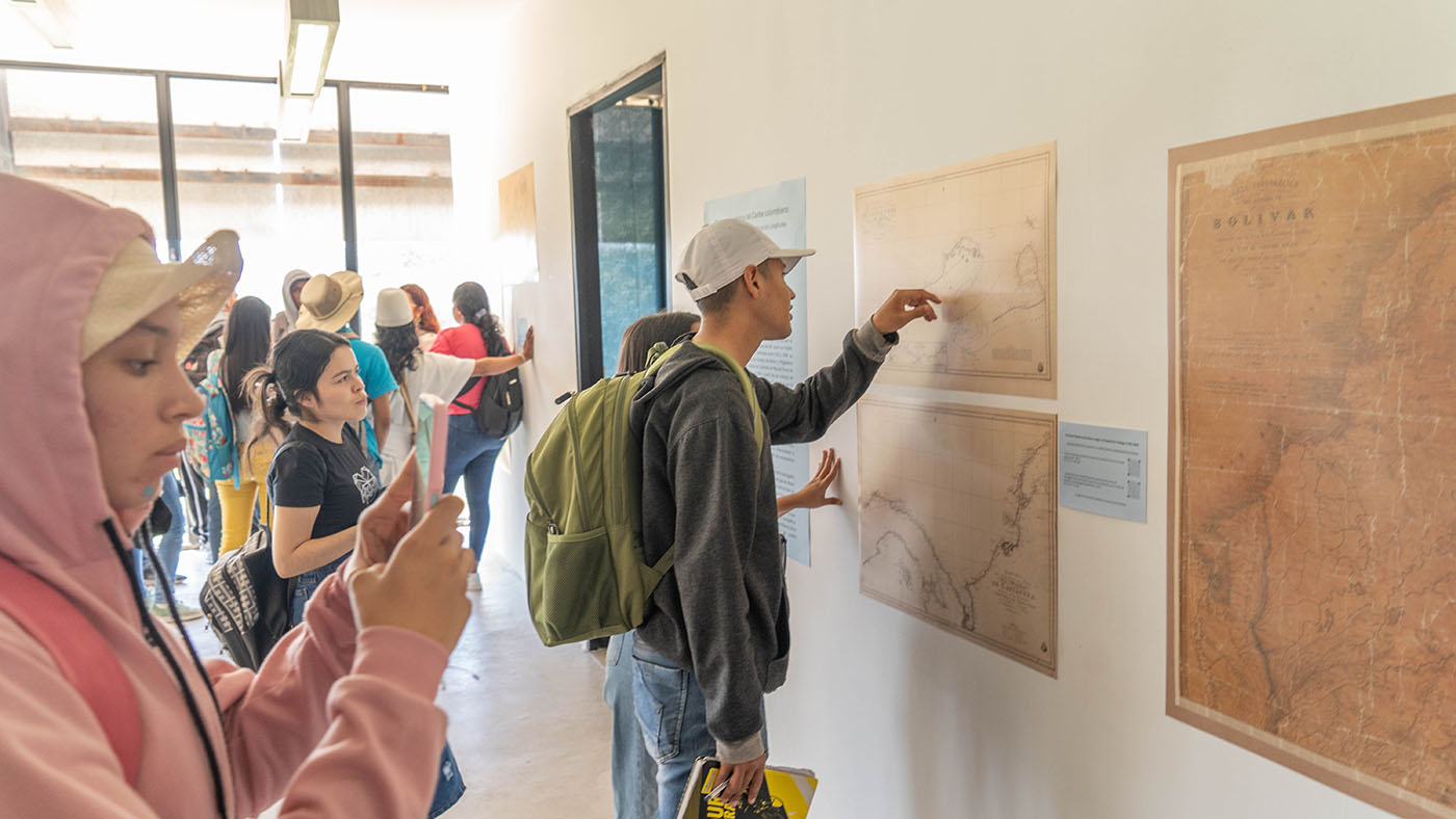 Los estudiantes interactúan con mapas históricos de la exposición “Cartografía histórica del Caribe colombiano: de la Comisión Corográfica a la Oficina de Longitudes”, inaugurada en la UNAL Sede de La Paz. Fotos: Comunicaciones UNAL Sede de La Paz.