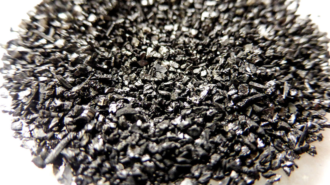 El carbón activado de coco captura sustancias químicas utilizadas como solventes en materias primas de productos de limpieza. Foto: Diana Cristina Hernández Monje, doctora en Ciencias - Química de la UNAL.