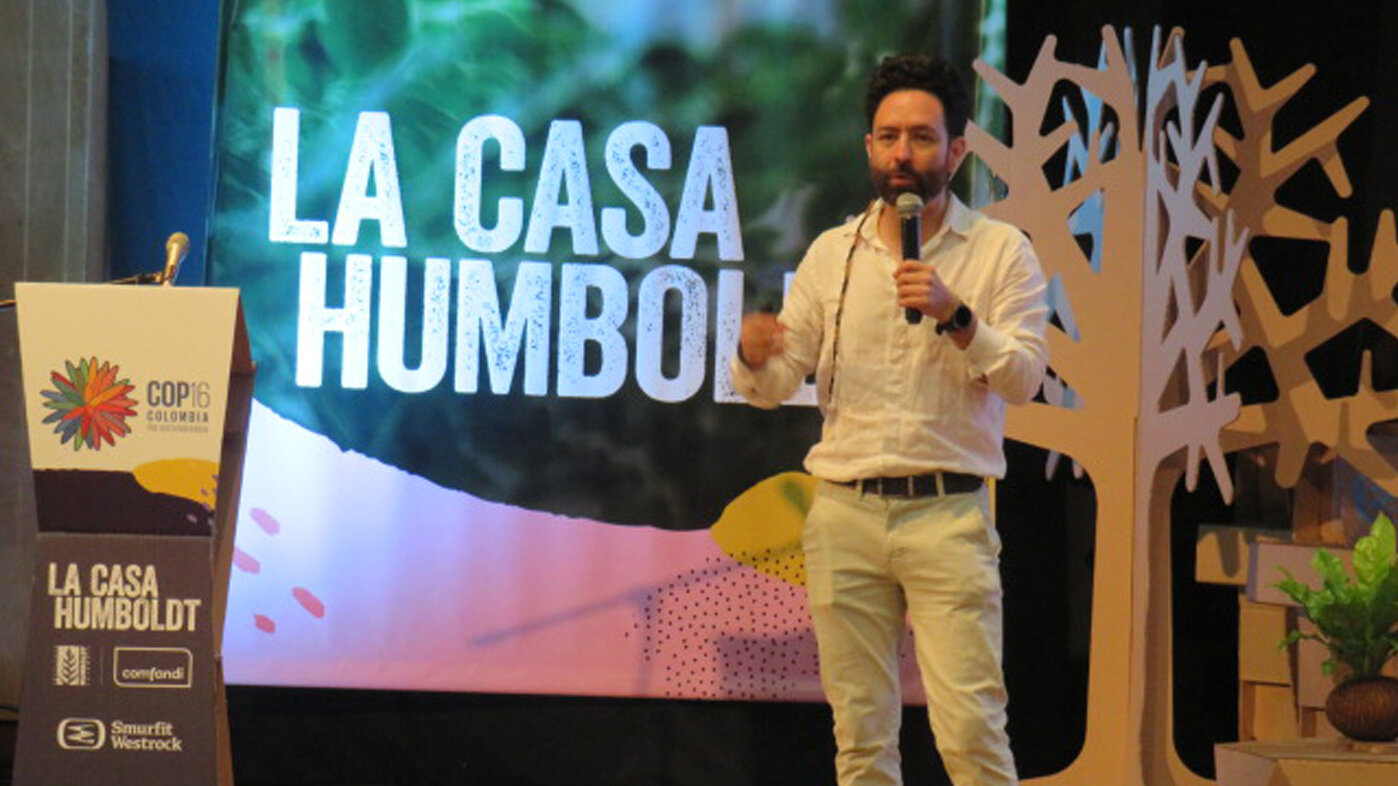 El profesor Andrés Ibáñez, director de la Escuela de Arquitectura y Urbanismo de la UNAL, se refirió a la manera como se deberían pensar las ciudades. Fotos: Diana Vivas, Comunicaciones UNAL Sede Tumaco.