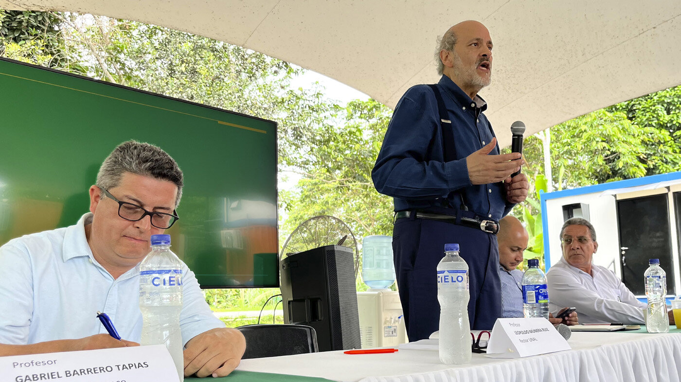 Durante su visita a la Sede Tumaco, el rector de la UNAL invitó a los estudiantes a dialogar sobre el futuro inmediato de la comunidad universitaria. Fotos: Andrea Ojeda, Unimedios Tumaco.