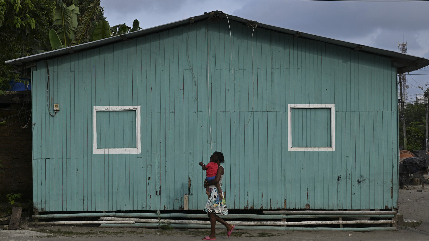 El estudio revela el impacto de la violencia de género y sexual en mujeres y en personas LGBTIQ+ durante el conflicto armado. Foto: Joaquín Sarmiento/AFP.