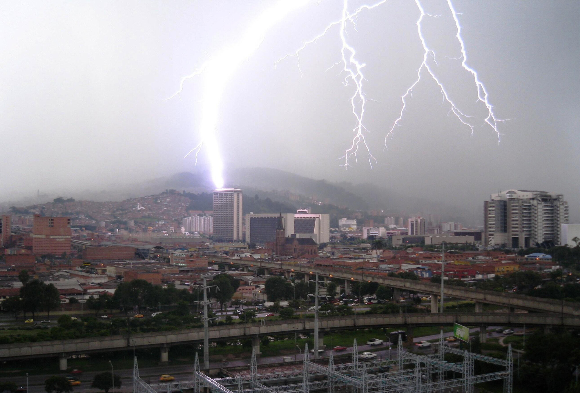 Imagen de una tormenta eléctrica en el centro de Medellín. http://www.eserna.com/Interes/poder.JPG