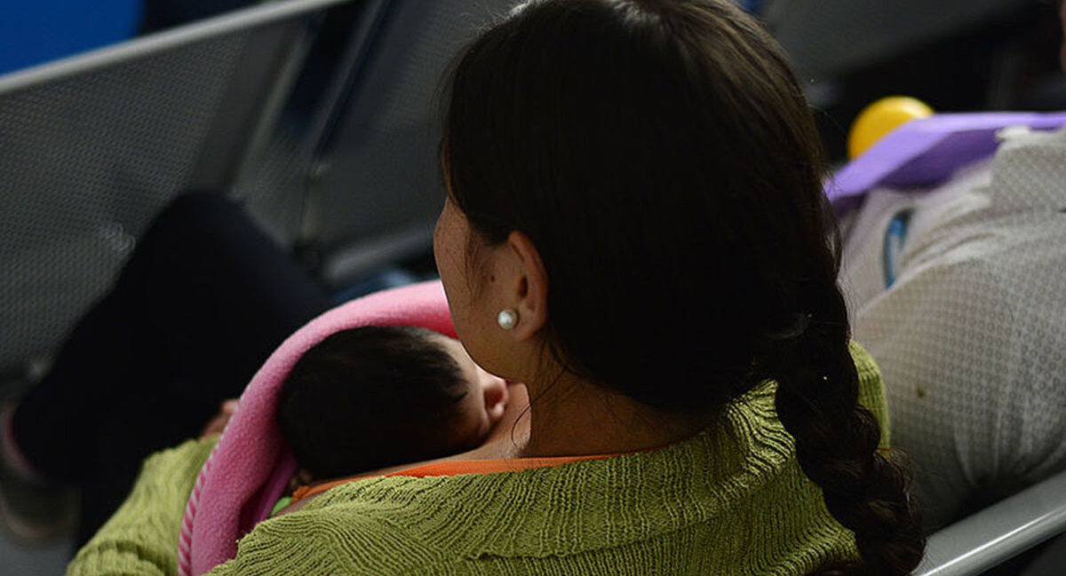 La lactancia materna es esencial para el desarrollo de cualquier bebé. Foto: Raúl Arboleda-AFP.