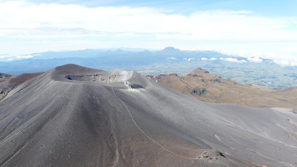 “Montaña de fuego” o volcán de la cabecera municipal de Coconuco, ubicado en el Parque Nacional de Puracé (Cauca), con 52 km de distancia. Foto: Servicio Geológico Colombiano.