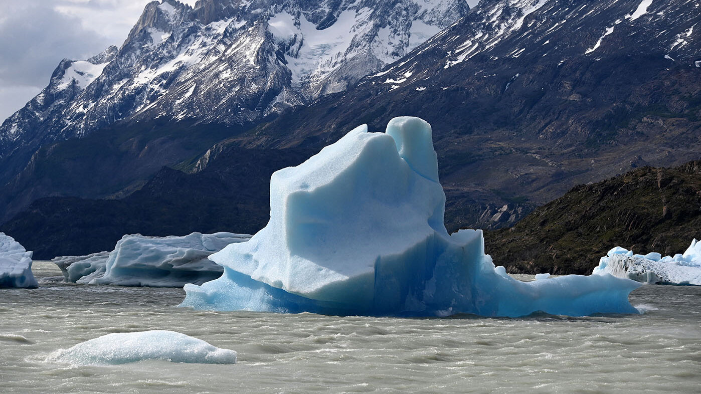 La Antártica está sufriendo a causa del calor, se halló que su zona oeste presenta el mayor aumento de temperatura en sus aguas. Foto: Johan Ordóñez – AFP.