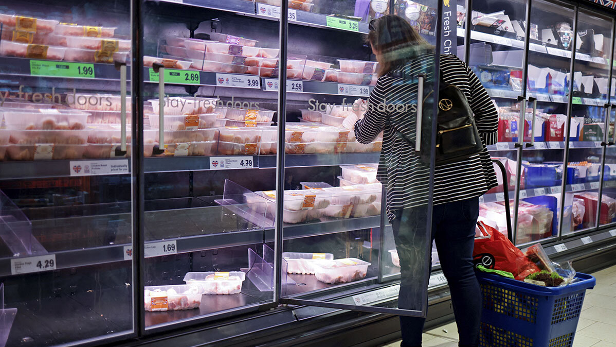 Cuando hay cambios en los ingresos o en los atributos de los productos, el primer factor termina siendo el más importante a la hora de comprar. Foto: Tolga Akmen / AFP