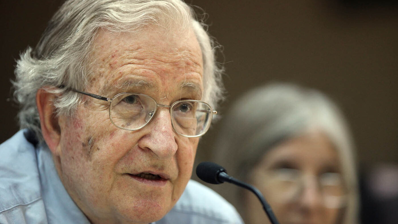 El profesor Noam Chomsky ha realizado valiosos aportes en campos como la lingüística, la política y los medios de comunicación. 
