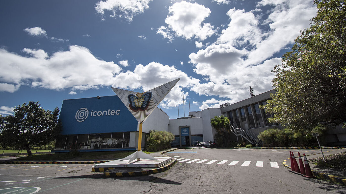 El edificio del Icontec –construido en 1974– ocupa un área total de 6.609 m2 y un área edificada de 3.315 m2 en mampostería y concreto. Fotos: Jeimi Villamizar – Unimedios.