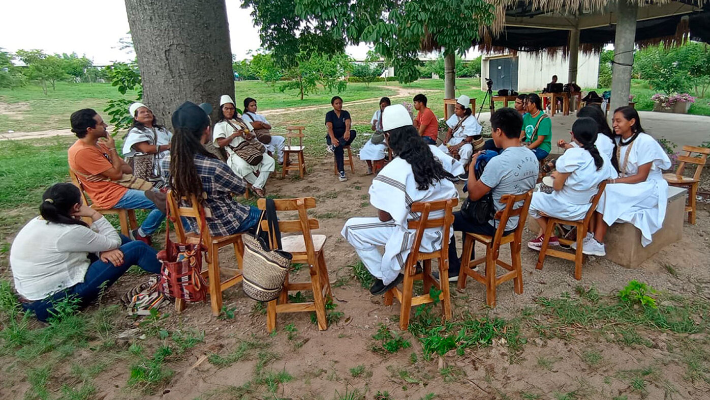 Estudiantes de comunidades indígenas, sabedores y docentes adelantan dinámicas de diálogo intercultural. Fotos: Camilo Vargas, profesional en Estudios Literarios y docente de la UNAL Sede de La Paz.