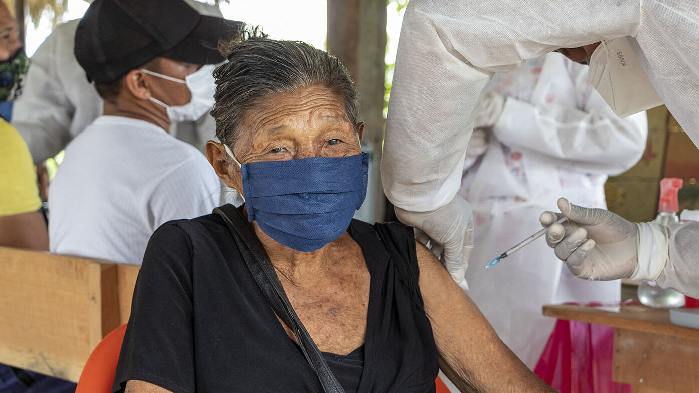 Un estudio realizado por la UNAL y organizaciones como OXFAM Colombia mostró la falta de acceso a vacunas de COVID-19 para comunidades indígenas y afrodescendientes. Foto: Daniel Padilla - AFP.