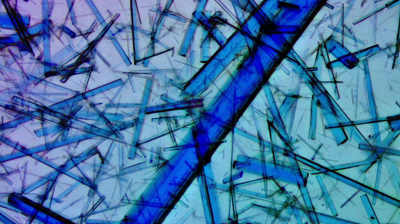 Vista detallada del cristal de compuestos con cobre. Fotos: Luisa Fernanda Múnera Gómez, magíster en Ciencias - Química, UNAL Sede Medellín. 