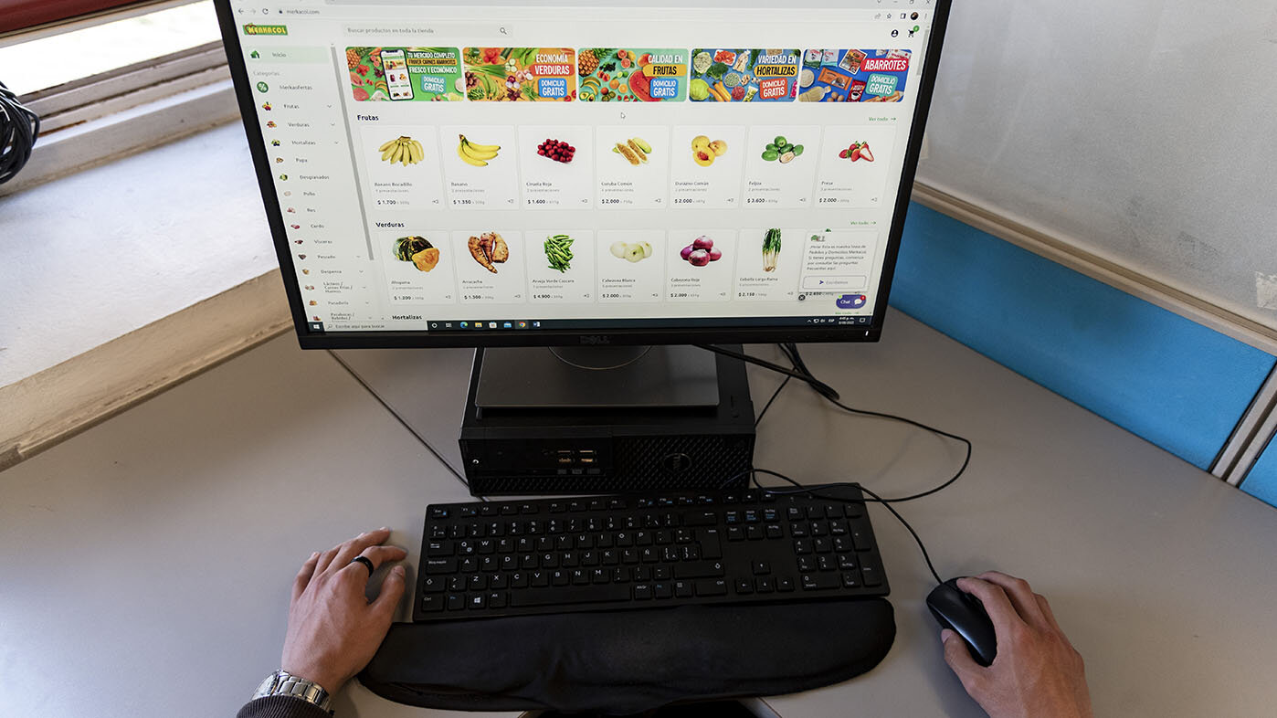 El uso de páginas web genera beneficios para empresas que venden frutas y verduras, y Merkacol es un ejemplo de ello. Fotos: archivo Unimedios.
