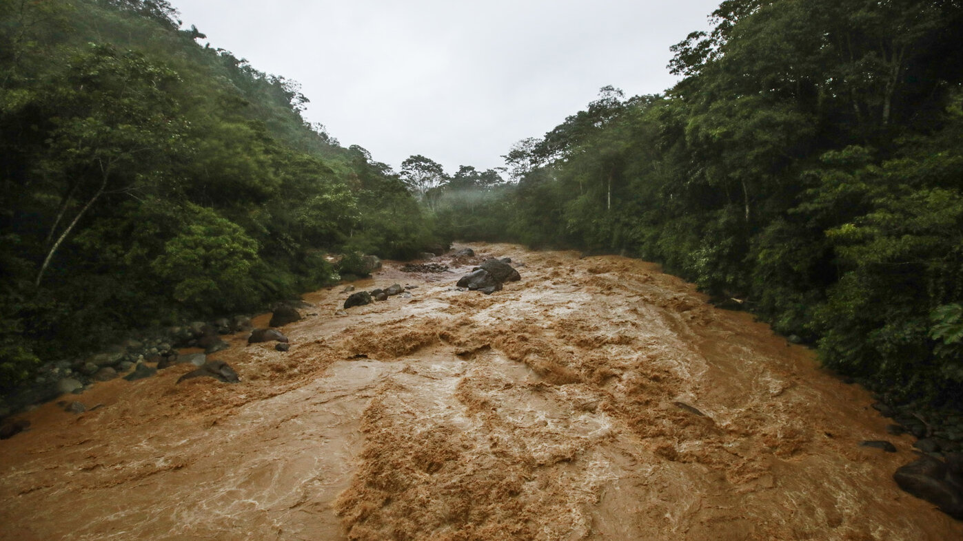 El investigador Omar David Jojoa Ávila realizó el estudio del tramo de 3,7 km del río Mocoa. Foto: Juancho Torres Anadolu Agency Anadolu vía AFP.