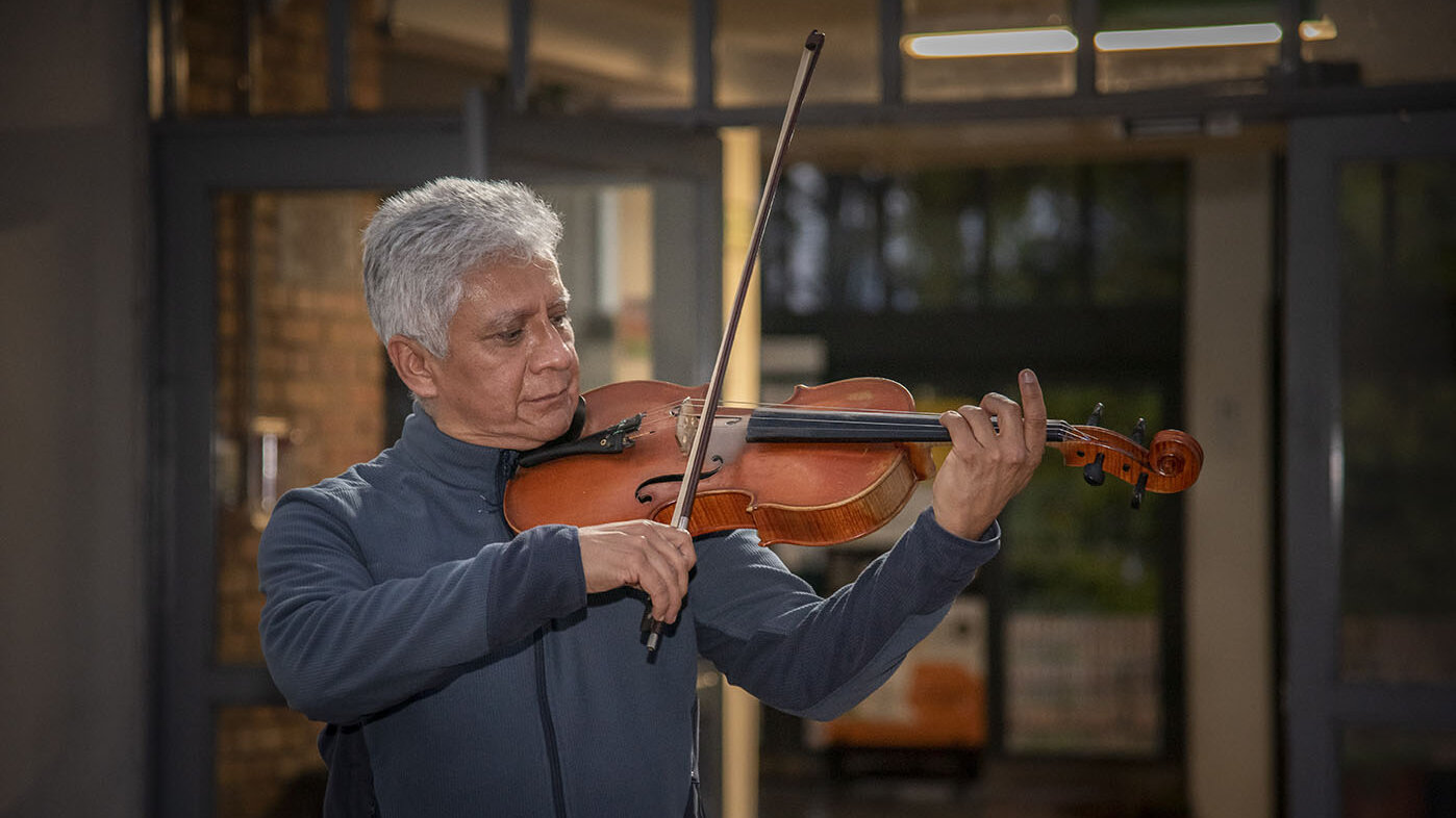 El maestro Ricardo Hernández Mayorga, arreglista de música colombiana. Fotos: Jeimi Villamizar - Unimedios.