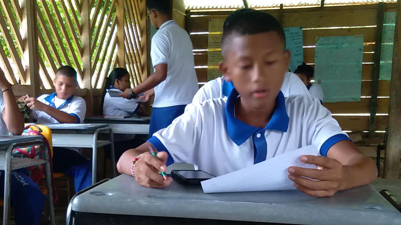 Estudiantes del aula multigrado. Institución Educativa Rural La Arenosa del municipio del Bagre, Antioquia. Fotos: Carlos Guillermo Hernández Contreras, estudiante de la Maestría en Enseñanza de las Ciencias Exactas y Naturales, UNAL Manizales.