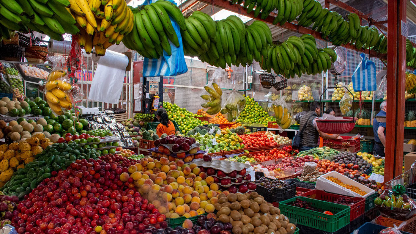Para tener buena salud, los investigadores recomiendan aumentar el consumo de verduras, frutas y cereales de origen local y agroecológico. Foto: archivo Unimedios.