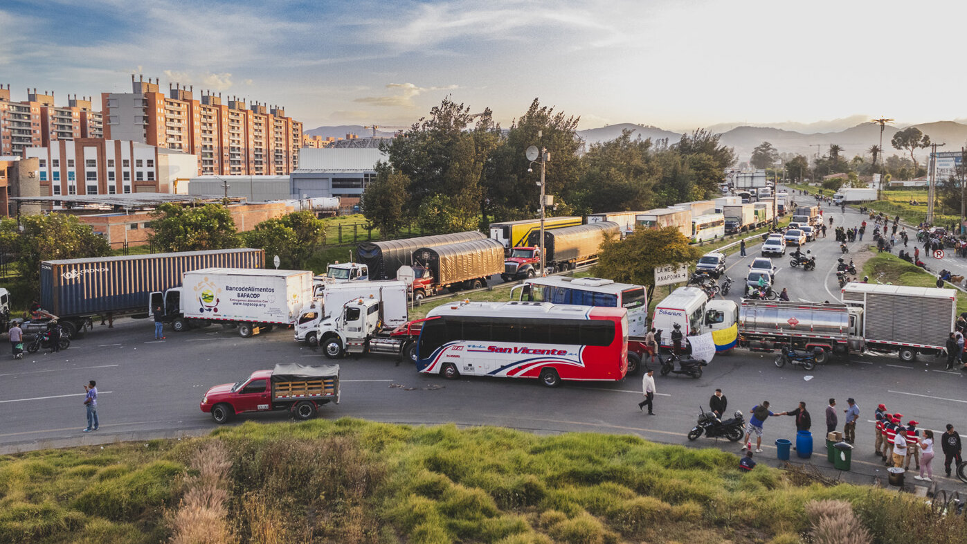 El sector de transportadores de carga inició manifestaciones en las vías de acceso a Bogotá y otras ciudades a causa del aumento del precio del diésel. Fotos: Nicol Torres, Unimedios.