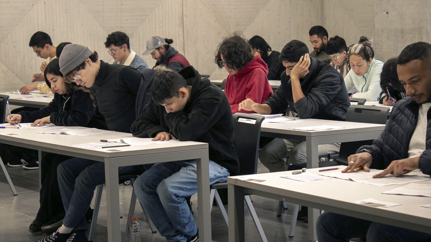 El grupo de estudio ayuda a fortalecer los conocimientos y habilidades para presentar pruebas de admisión en diferentes universidades. Foto: Nicol Torres, Unimedios.