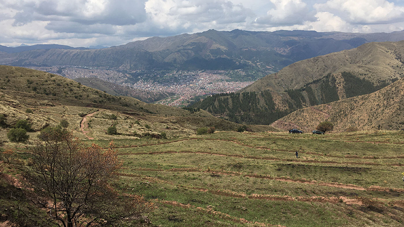 Mediante zanjas de infiltración se siembra agua en las laderas de Pillao Matao en Cusco (Perú).