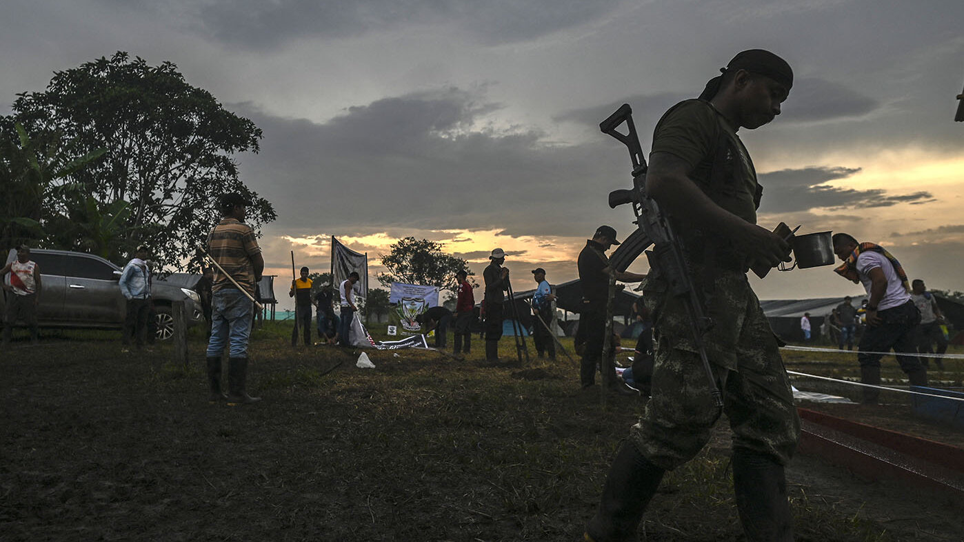 El atlas, que comprende el periodo 1964-2016, ofrece información relacionada, entre otros temas, con la expansión de las antiguas FARC y el ELN, y las regiones estratégicas donde los actores armados se han establecido. Foto: Joaquín Sarmiento-AFP.