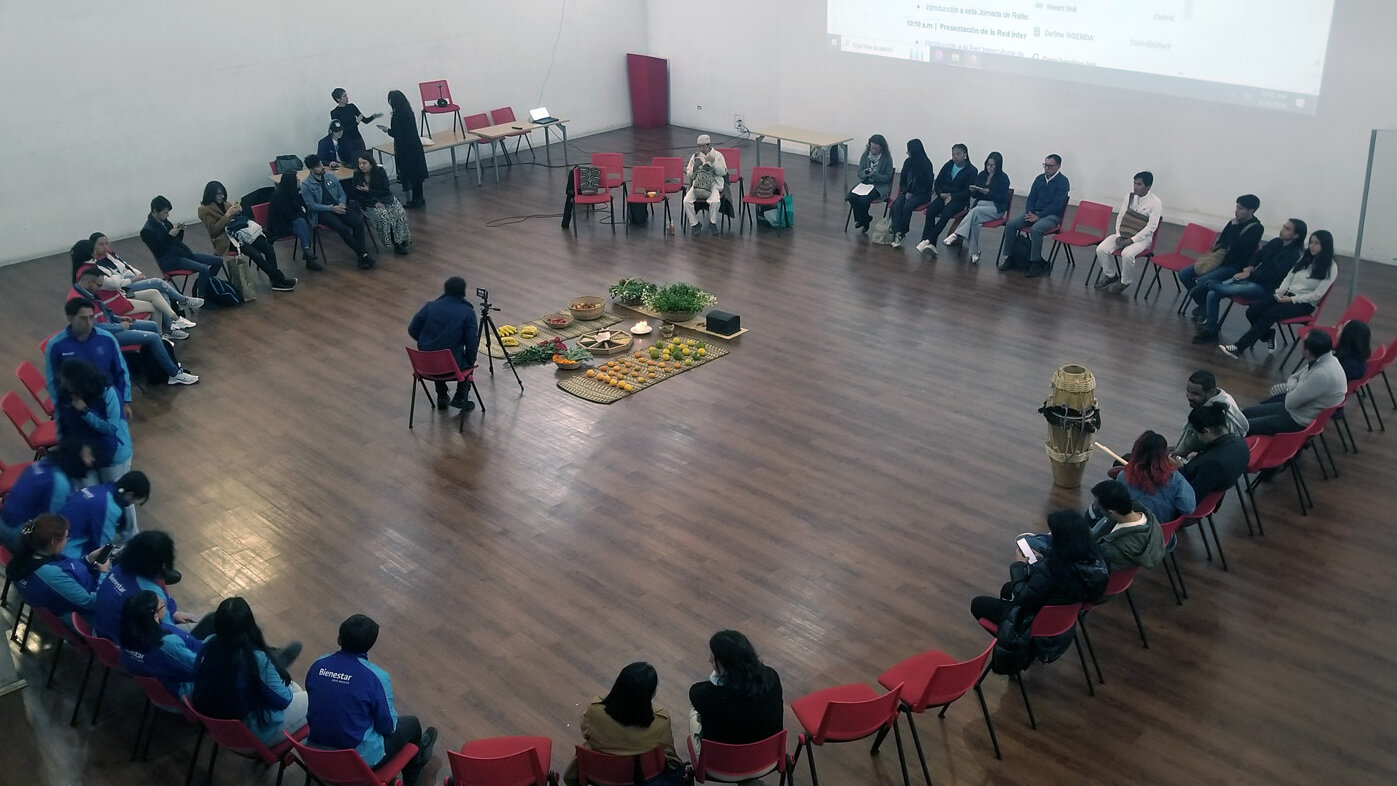 El sabedor Jhon Alexander Orobajo del pueblo Mhuysqa de Bosa realizó una armonización para la jornada de reflexión. Fotos: Grupo Saber y Vida UNAL.