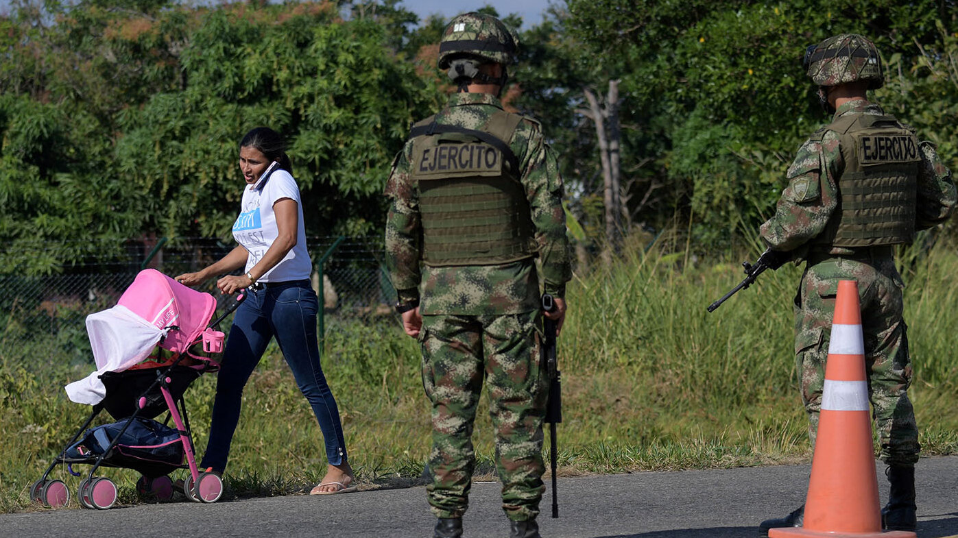 Los trabajos informales que realizan las mujeres migrantes venezolanas nos les permiten mejorar su calidad de vida. Foto: Raúl Arboleda-AFP