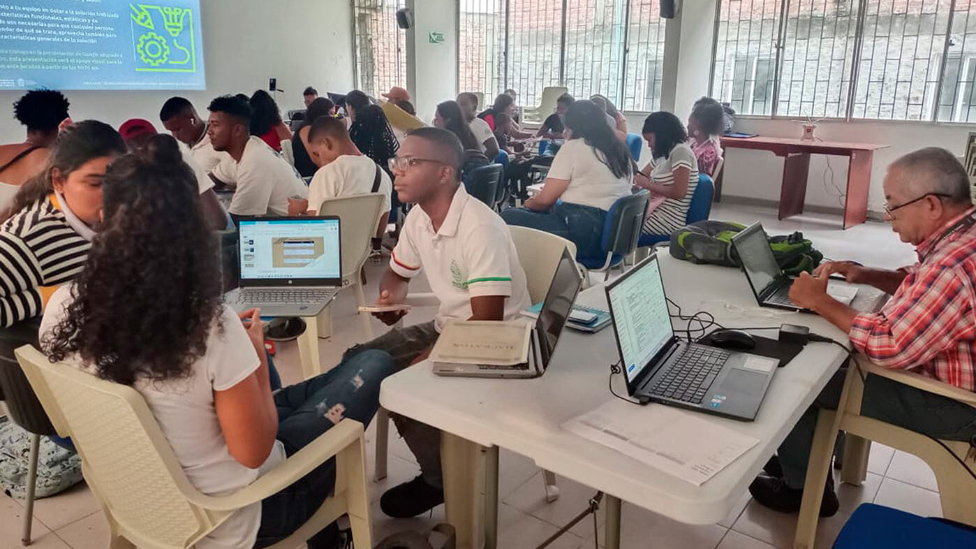 Los profesionales egresados de la UNAL acompañan permanentemente a los participantes. Foto: Equipo Interinstitucional IEP de Tumaco.