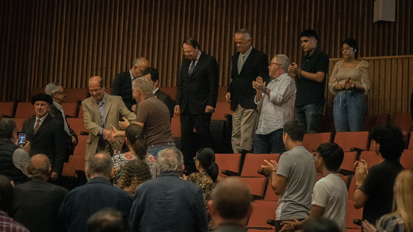 Entrada al Auditorio K de los nuevos miembros de la Academia de Ciencias Exactas, Físicas y Naturales, en compañía de las comisiones designadas. Fotos: Comunicaciones Manizales.