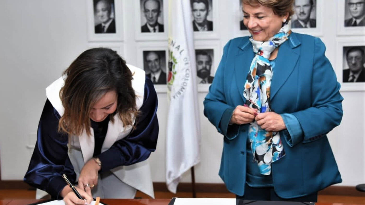 La rectora de la UNAL, Dolly Montoya Castaño, y la ministra de Salud, Diana Carolina Corcho Mejía, firmaron un acuerdo de cooperación para fortalecer el sistema de salud. Fotos: Jeimi Villamizar - Unimedios.