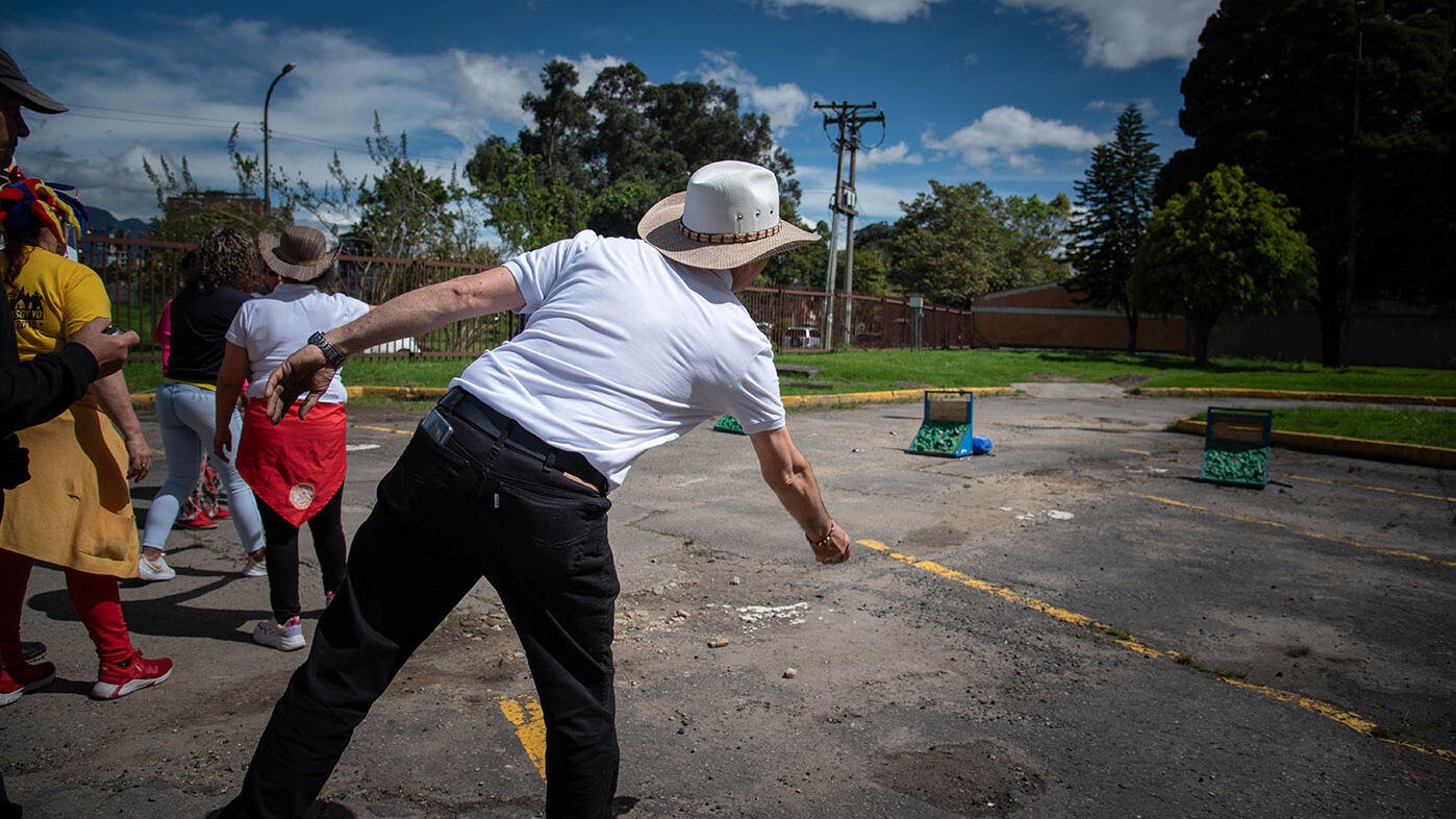En Bogotá, las personas que más practican el tejo están entre los 30 y 60 años. Foto: Jeimi Villamizar, Unimedios.
