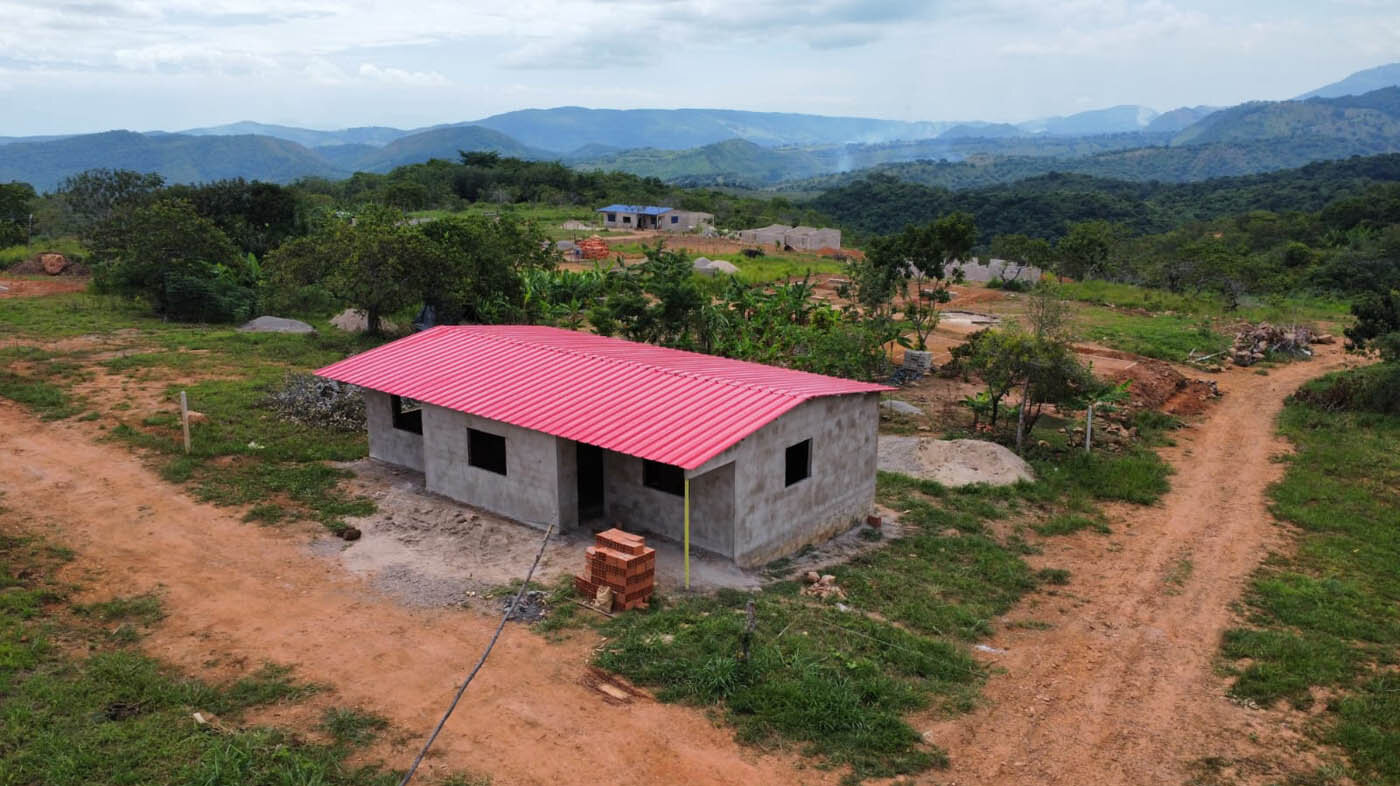 Los reincorporados de Tierra Grata, en Cesar, están creando sus propias casas gracias al modelo de cooperación de vivienda.