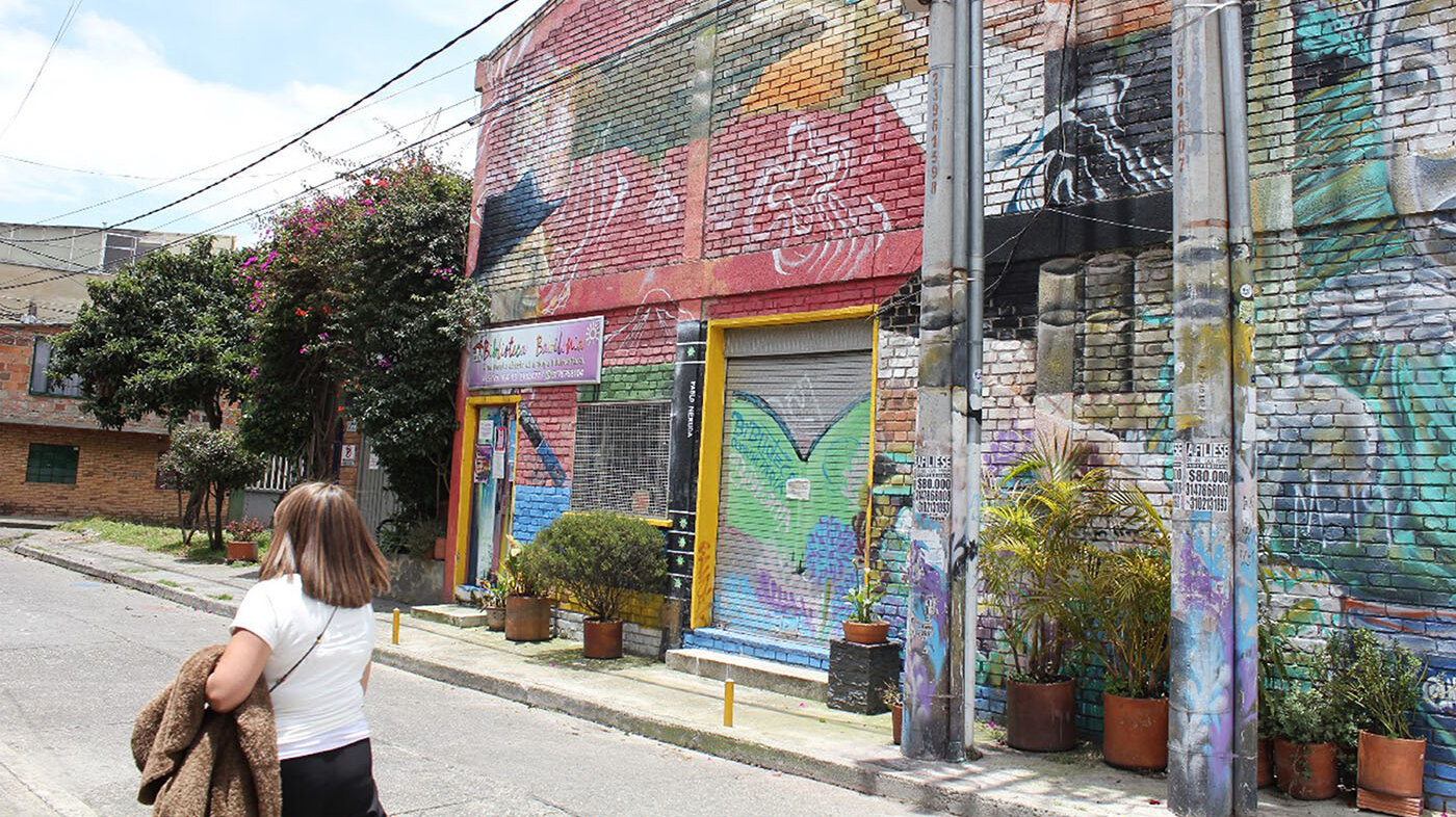 La Biblioteca del barrio Babilonia es frecuentada por las mujeres residentes de sector.  Fotos: Mónica Dávila, magíster en Hábitat de la UNAL.