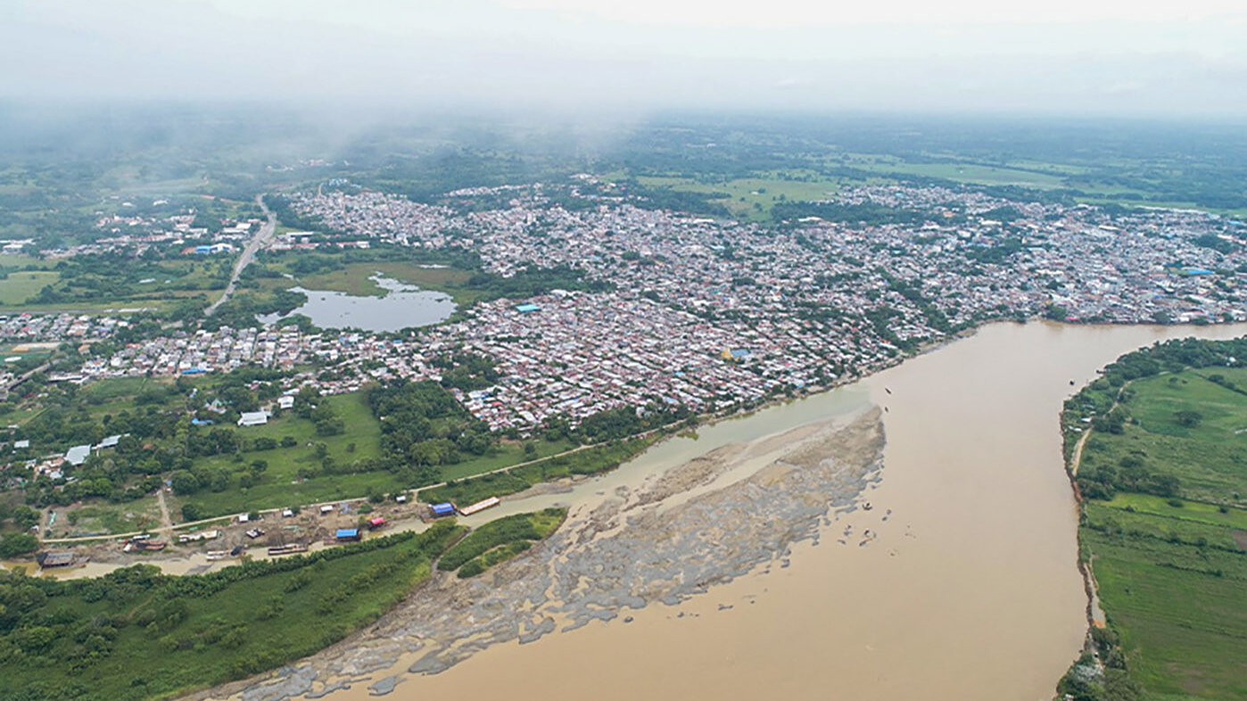 El desarrollo urbanístico en Caucasia ha profundizado el impacto del río Cauca. Fotos: Adrián Perpiñan Guerra, candidato a Doctor en Ingeniería Recursos Hidráulicos, UNAL Sede Medellín.