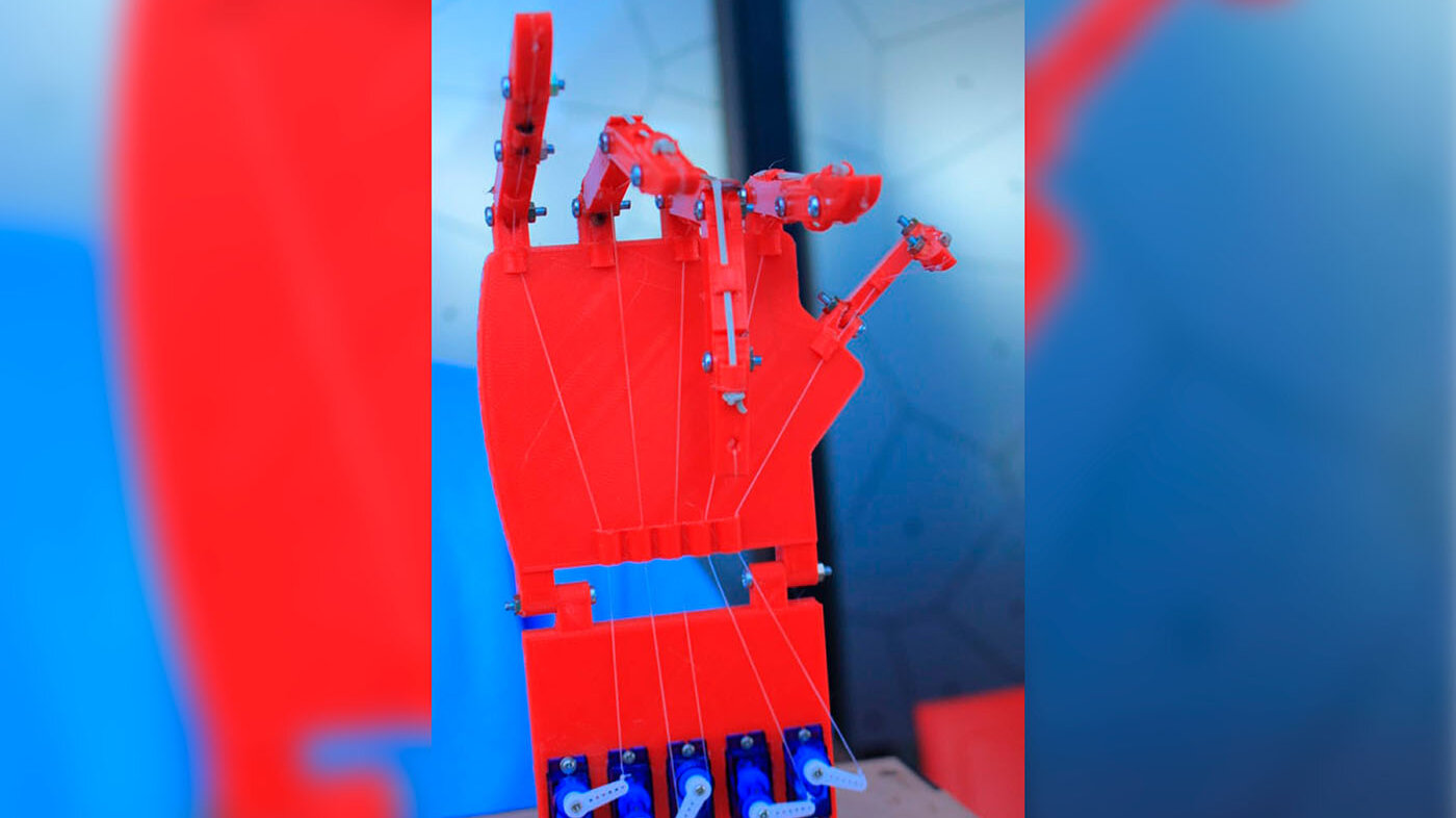 La mano robótica es controlada por sensores flex. Foto: Comunicaciones UNAL Sede de La Paz.