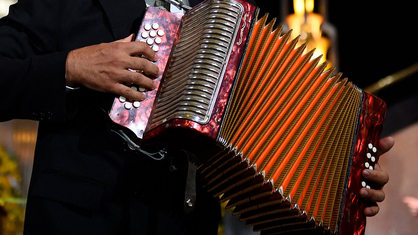 En las décadas de 1970 y 1980, durante la bonanza marimbera, aumentaron los saludos de famosos cantantes de vallenato a reconocidos marimberos. Foto: Yuri Cortez-AFP.