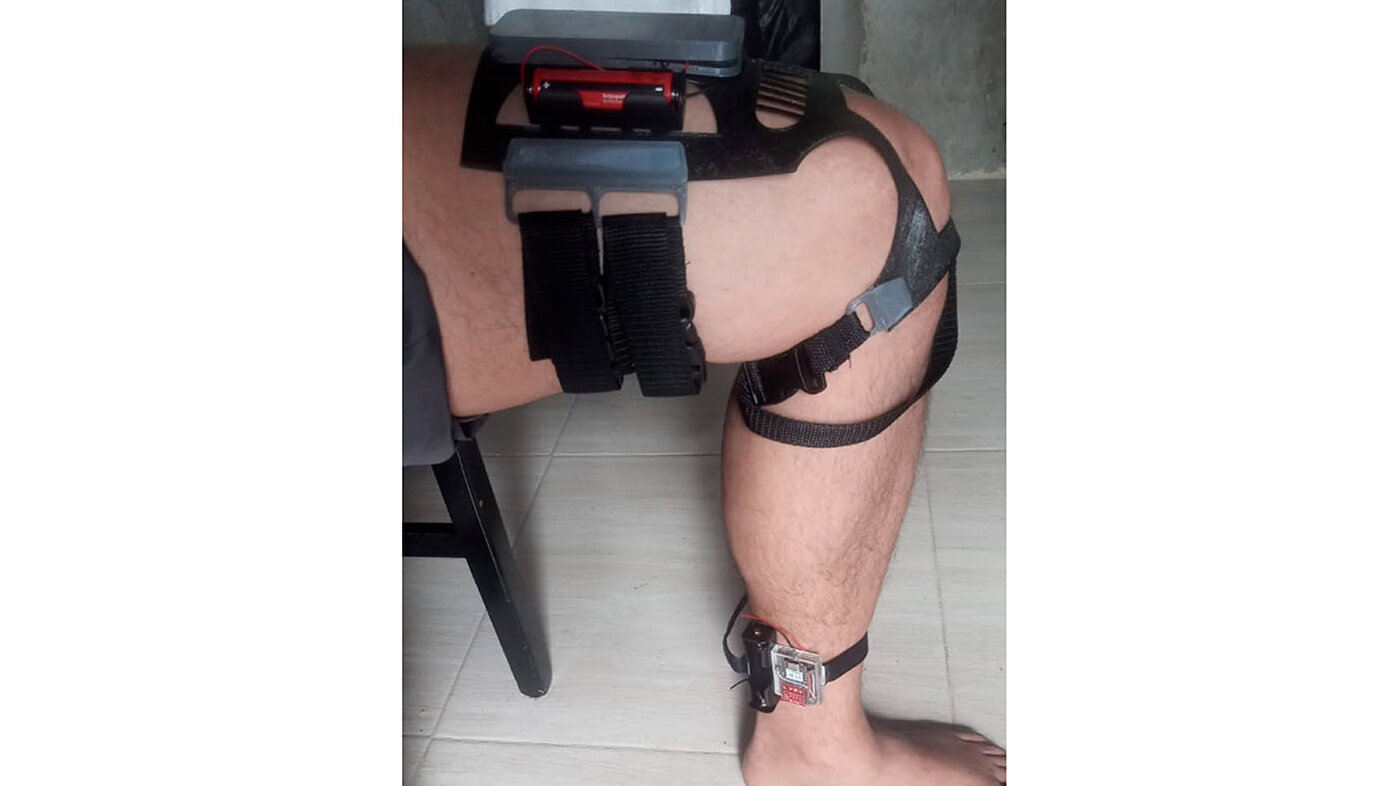 Sistema en proceso de medición, calibración y funcionalidad en un ejercicio real de movimiento de la rodilla. Foto: Luis Felipe García Arias, magíster en Ingeniería de Automatización Industrial de la Sede Manizales.