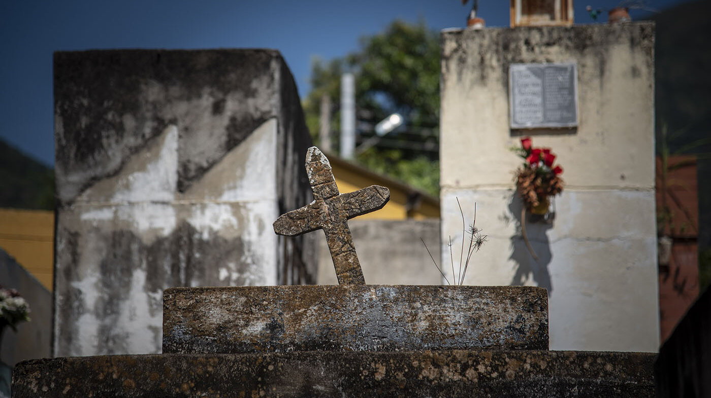 La falta de administración en los cementerios y la pérdida de los documentos imposibilita la búsqueda de personas. Foto: Jeimi Villamizar, Unimedios.