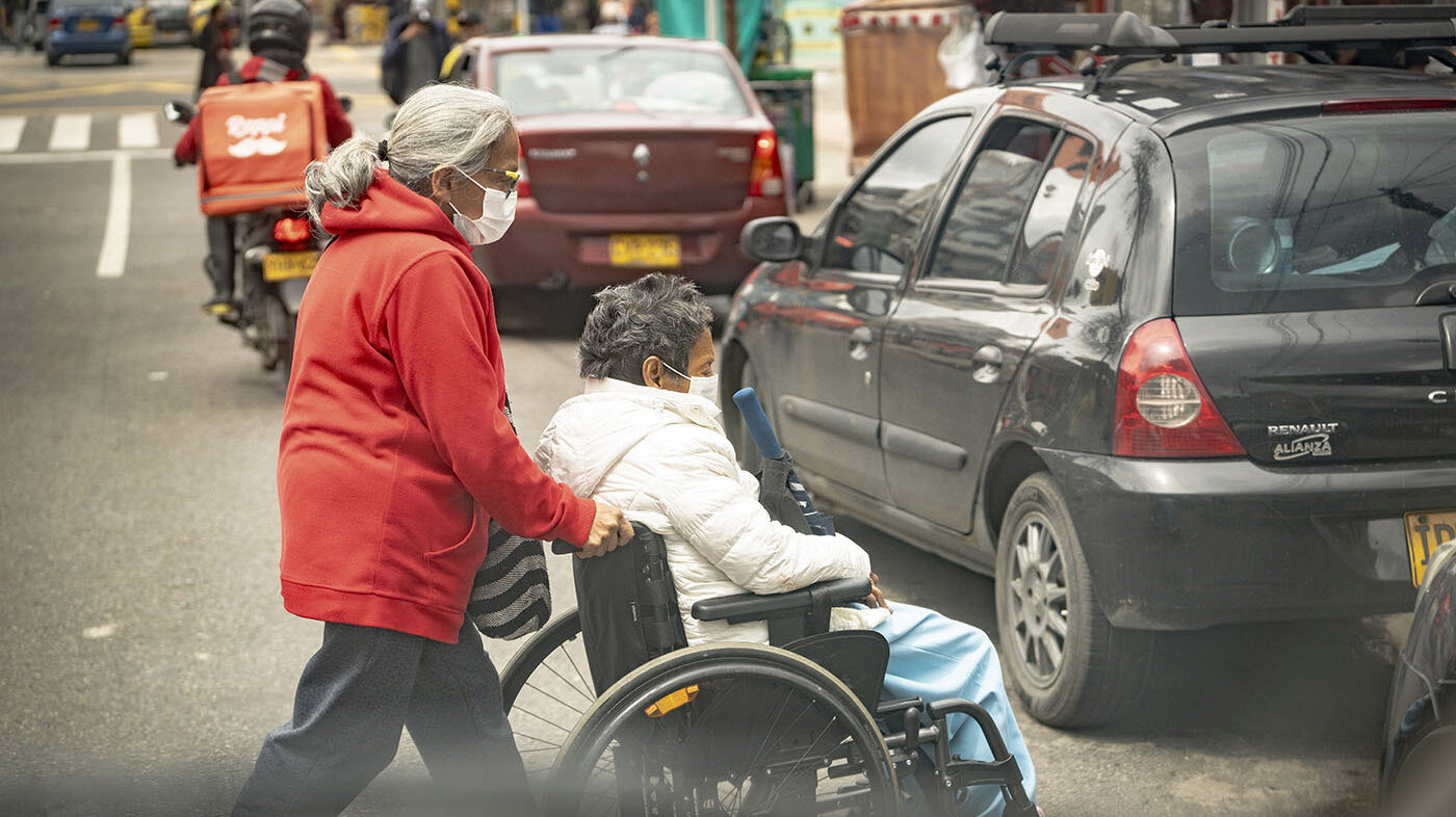 En Colombia el 75 % de las personas con discapacidad son cuidadas por personas de 55 años y por adultos mayores hasta de 70 años. Fotos: archivo Unimedios.