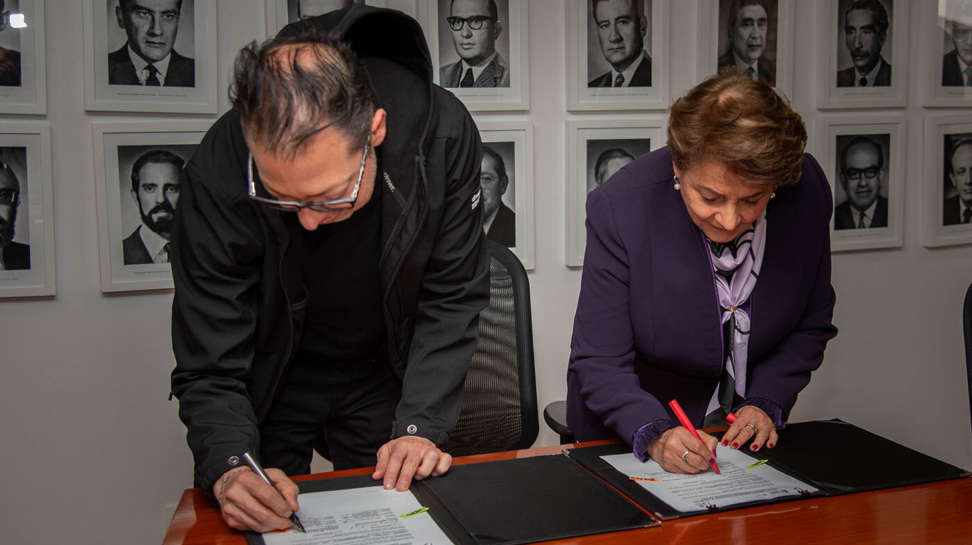 La profesora Dolly Montoya Castaño, rectora de la UNAL, y el ministro de las Culturas, las Artes y los Saberes, Juan David Correa, firmaron el convenio. Foto: Nicol Torres, Unimedios.