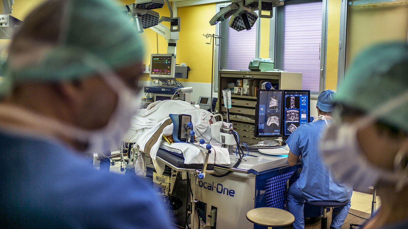 Los modelos proporcionan diagnósticos precisos y explicables en enfermedades como la retinopatía diabética y el cáncer de próstata. Foto: Jeff Pachoud/ AFP.